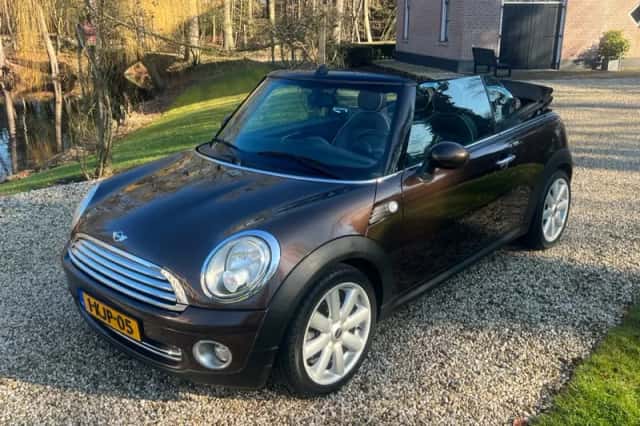 MINI Cabrio (2010) thumbnail 2