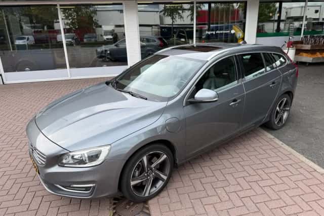 Volvo V60 (2015) thumbnail 2