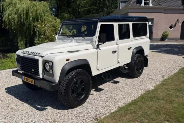 Land Rover Defender (2009) thumbnail 1