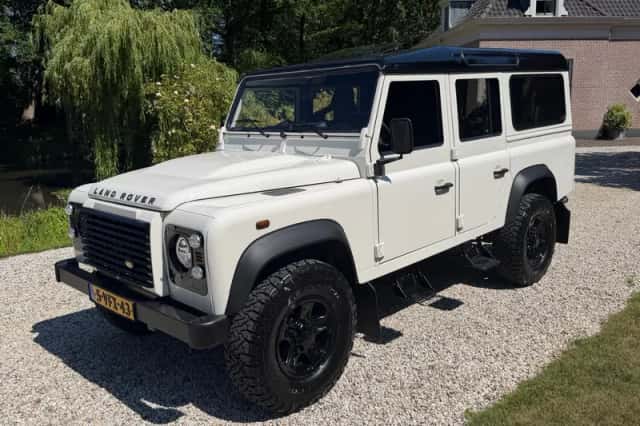 Land Rover Defender (2009) thumbnail 2