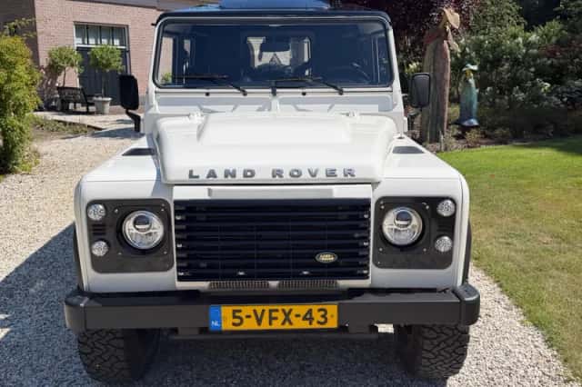 Land Rover Defender (2009) thumbnail 3