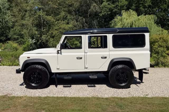 Land Rover Defender (2009) thumbnail 4