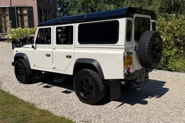 Land Rover Defender (2009) thumbnail 5