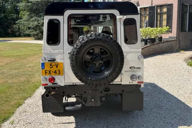 Land Rover Defender (2009) thumbnail 6