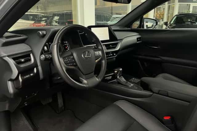 Lexus UX (2024) thumbnail 2