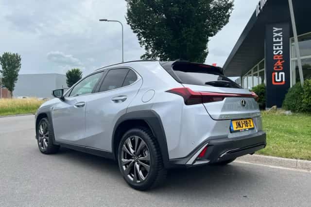 Lexus UX (2024) thumbnail 3