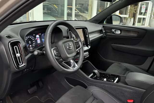 Volvo XC40 (2023) thumbnail 2