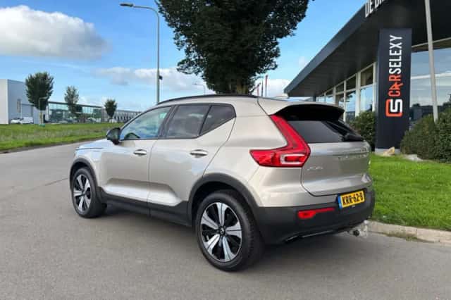 Volvo XC40 (2023) thumbnail 3