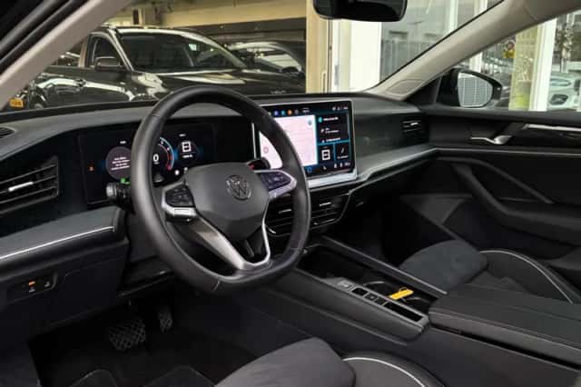Volkswagen Passat (2025) thumbnail 2