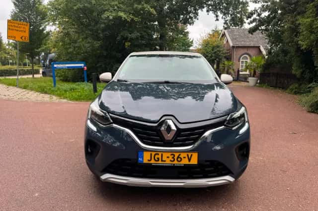 Renault Captur (2022) thumbnail 2