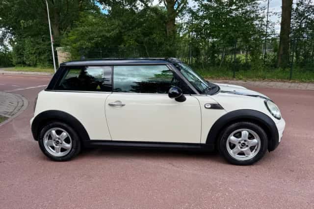 MINI Cooper (2009) thumbnail 4