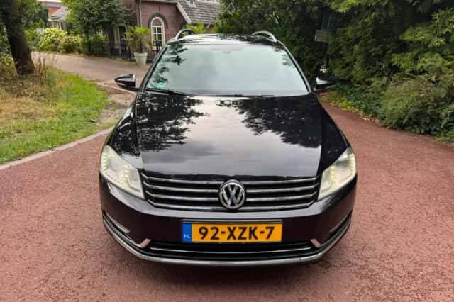 Volkswagen Passat (2011) thumbnail 2