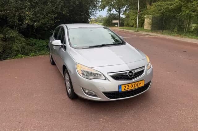 Opel Astra (2012) thumbnail 3