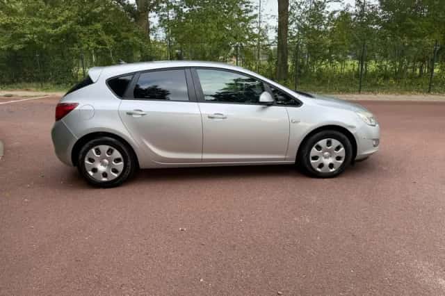 Opel Astra (2012) thumbnail 4