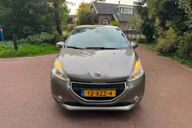 Peugeot 208 (2012) thumbnail 2