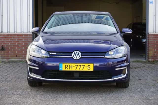 Volkswagen e-Golf (2017) thumbnail 2