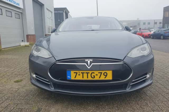 Tesla Model S (2014) thumbnail 3