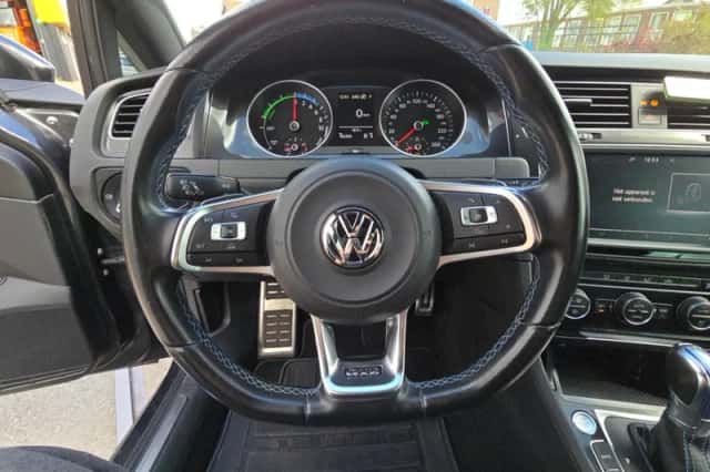 Volkswagen Golf (2015) thumbnail 5