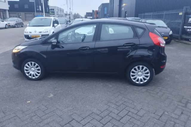 Ford Fiesta (2015) thumbnail 2
