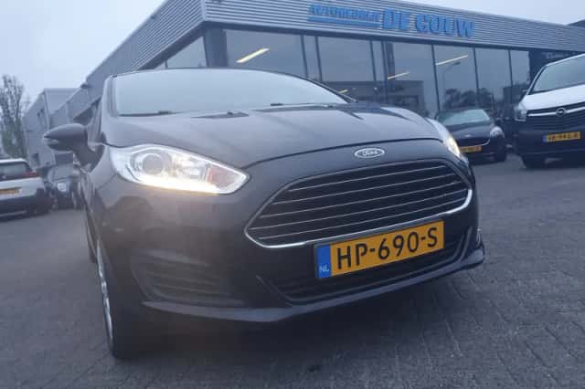 Ford Fiesta (2015) thumbnail 3