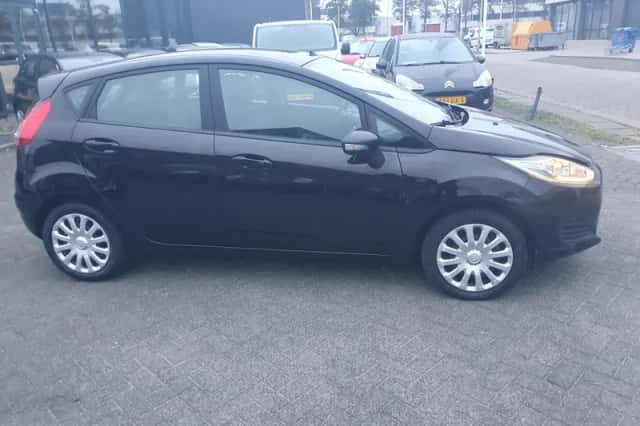 Ford Fiesta (2015) thumbnail 4