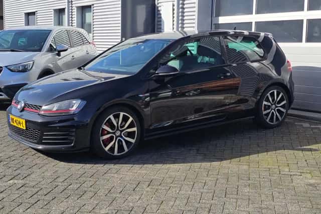 Volkswagen Golf (2015) thumbnail 3