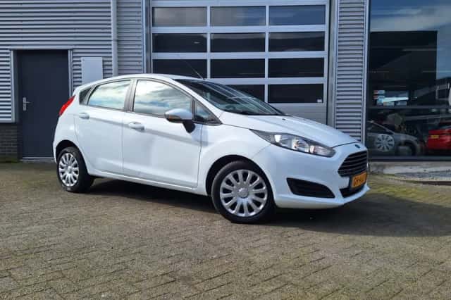 Ford Fiesta (2015) thumbnail 2