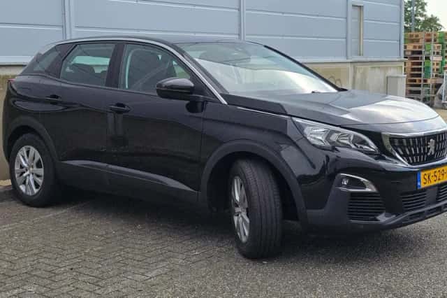Peugeot 3008 (2018) thumbnail 3