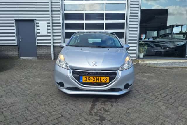 Peugeot 208 (2012) thumbnail 2