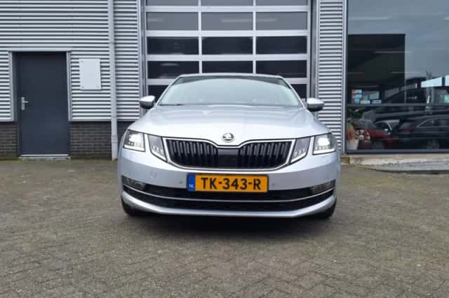 Škoda Octavia (2018) thumbnail 3