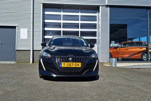 Peugeot 208 (2023) thumbnail 3