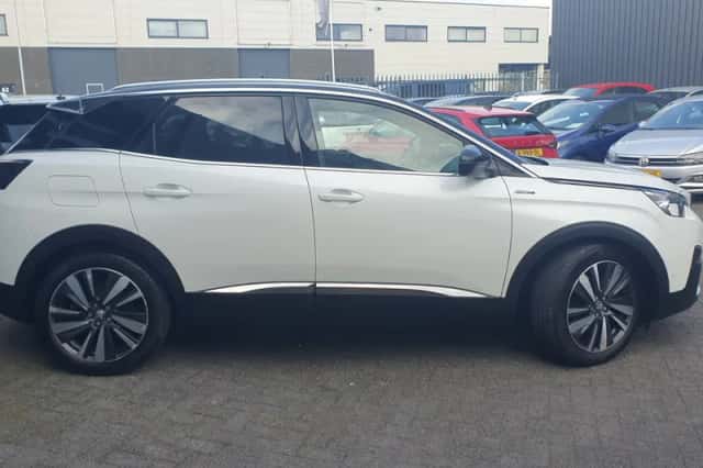 Peugeot 3008 (2018) thumbnail 2