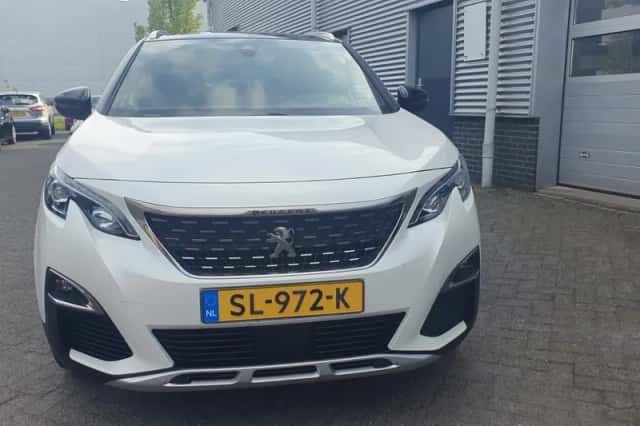 Peugeot 3008 (2018) thumbnail 3