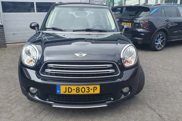 MINI Countryman (2016) thumbnail 2