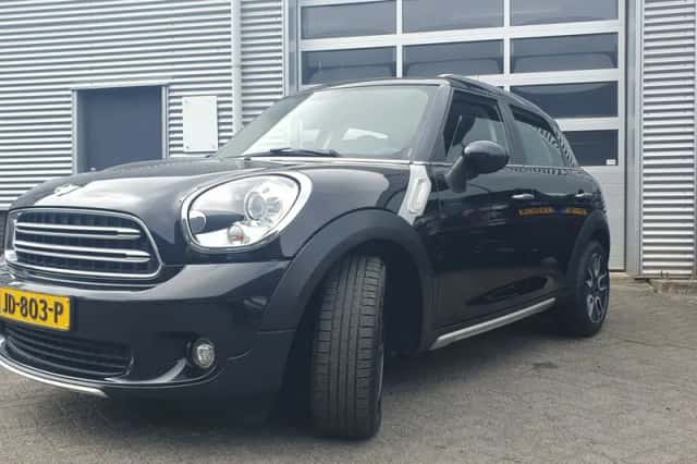 MINI Countryman (2016) thumbnail 3
