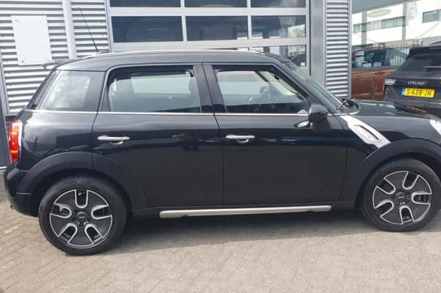 MINI Countryman (2016) thumbnail 6