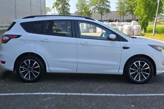 Ford Kuga (2017) thumbnail 4