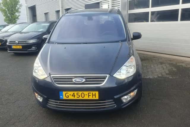 Ford Galaxy (2011) thumbnail 2