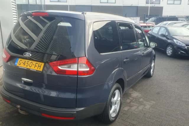 Ford Galaxy (2011) thumbnail 4