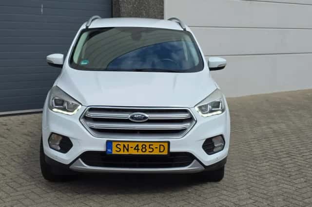 Ford Kuga (2018) thumbnail 2