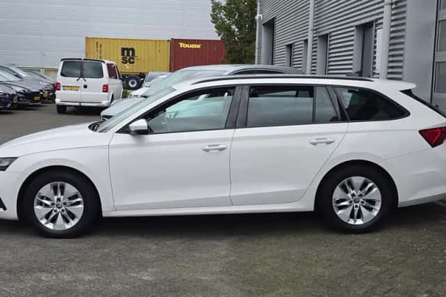 Škoda Octavia (2021) thumbnail 2