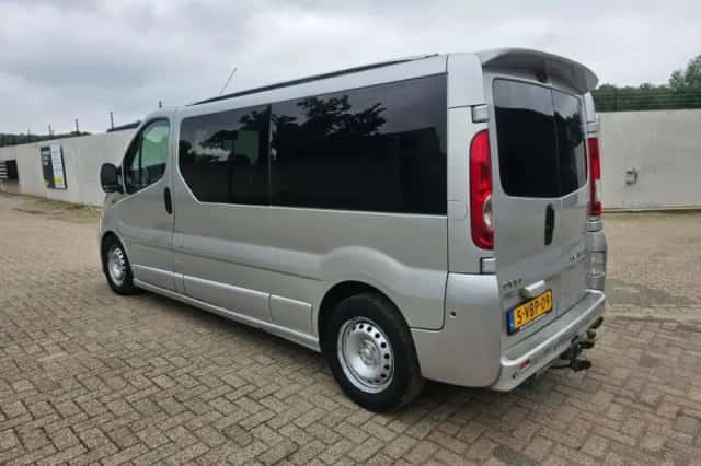 Opel Vivaro (2009) thumbnail 3