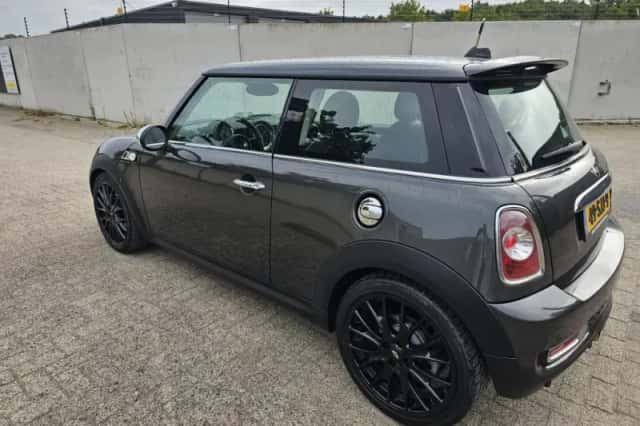 MINI Cooper S (2011) thumbnail 3
