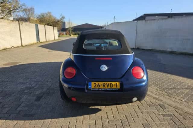 Volkswagen New Beetle (2003) thumbnail 4