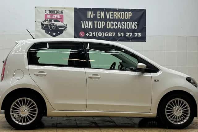 Volkswagen Up! (2015) thumbnail 6