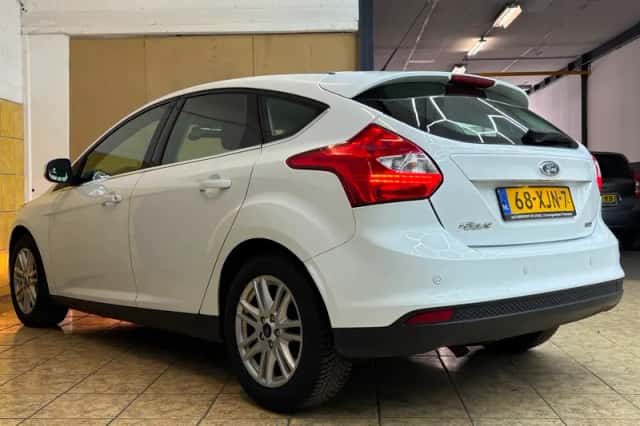 Ford Focus (2012) thumbnail 3