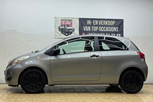 Toyota Yaris (2010) thumbnail 2