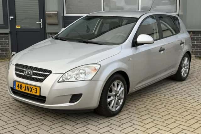 Kia Cee'd (2009) thumbnail 1