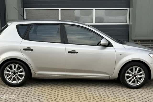 Kia Cee'd (2009) thumbnail 4