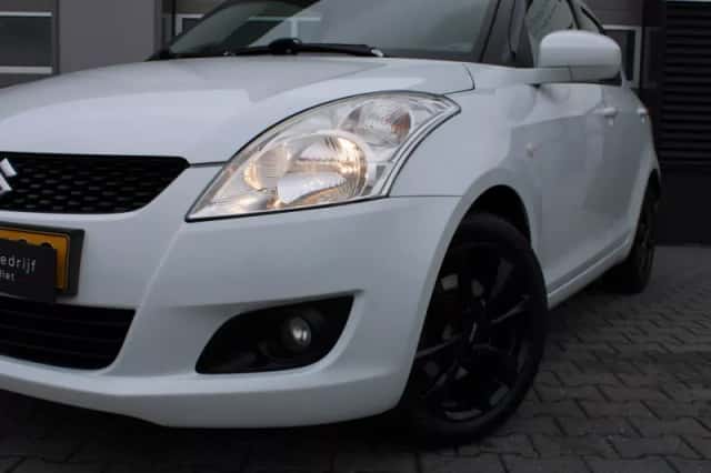 Suzuki Swift (2013) thumbnail 2